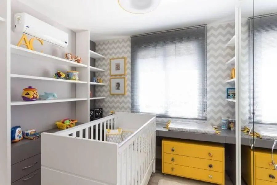 papel de parede chevron para quarto de bebê planejado cinza branco e amarelo Foto Pura Arquitetura