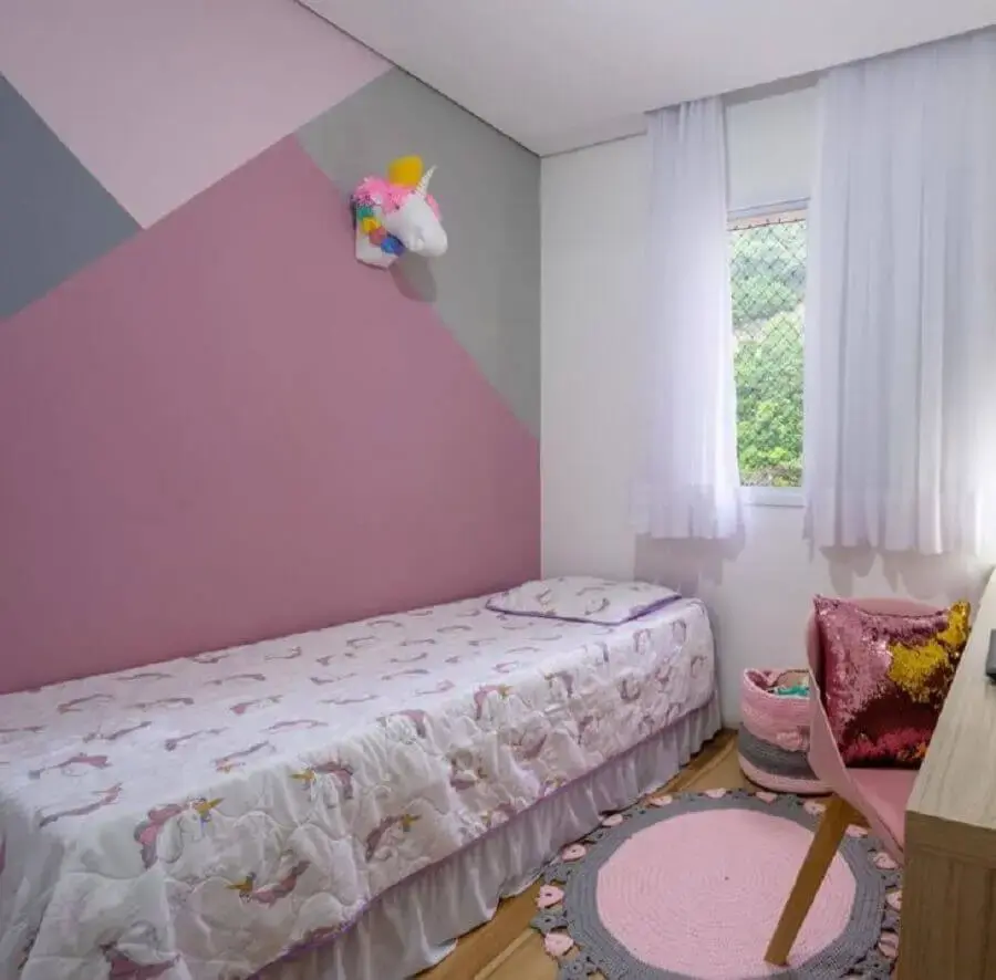 parede com pintura geométrica para decoração quarto de unicórnio Foto Pinterest