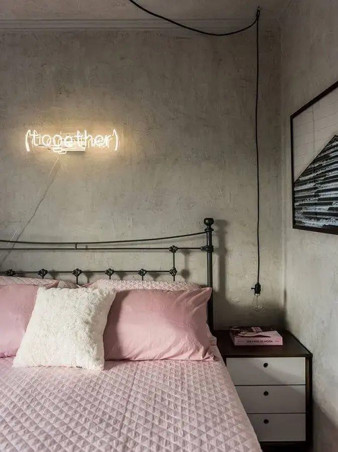parede de cimento queimado e cama de ferro para decoração de quarto bonito Foto Pinterest