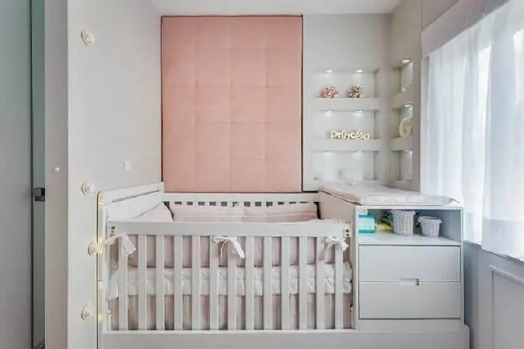 parede estofada cor de rosa e nichos embutidos para decoração de quarto de bebê planejado feminino Foto Pinterest