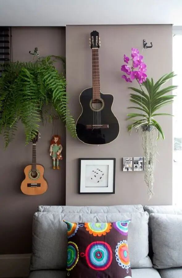 plantas pendentes para decoração moderna de sala cinza com violão na parede