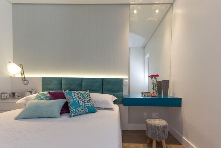 quarto branco moderno decorado com cabeceira estofada casal azul Foto Elen Saravalli
