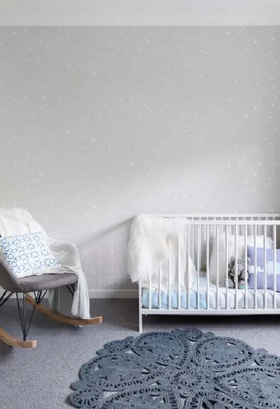 quarto de bebê cinza decorado com tapete de crochê Foto Pinterest
