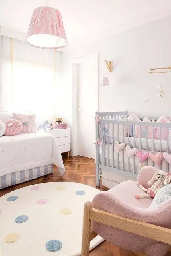 quarto de bebê decorado em tons pastéis com tapete redondo Foto Pinterest