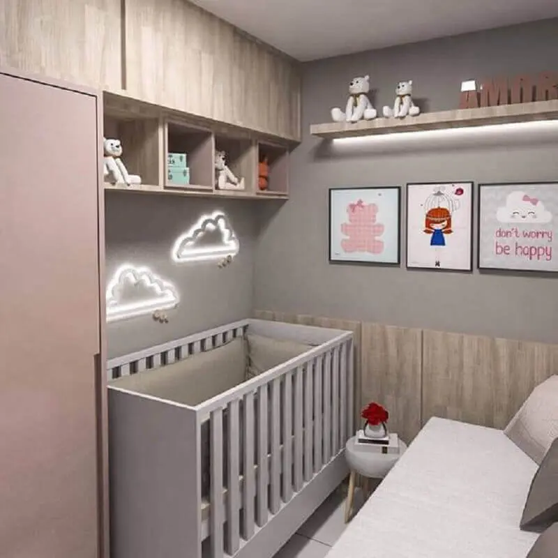 quarto de bebê pequeno planejado em cinza e rosa com detalhes em madeira Foto Revista VD