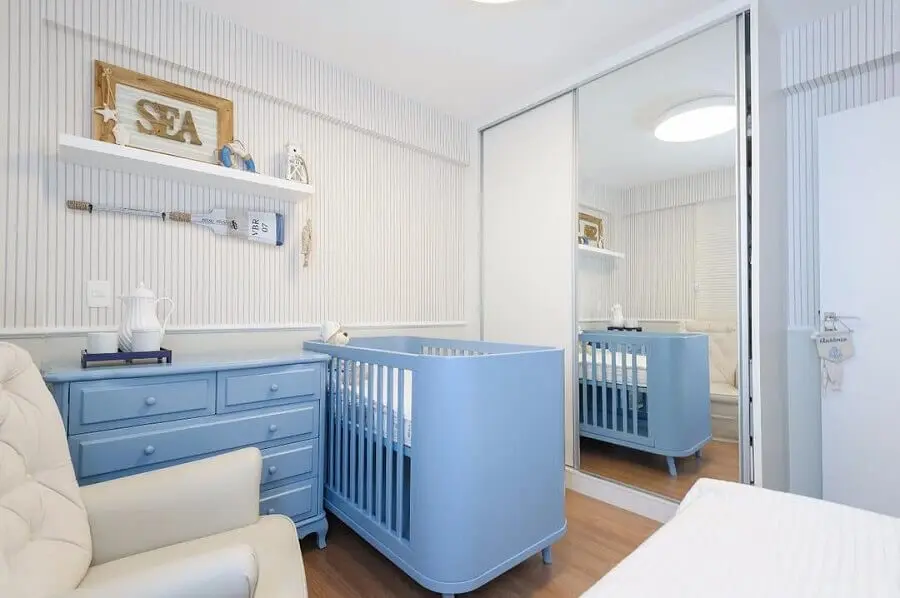 quarto de bebê planejado azul e branco com papel de parede listrado Foto Webcomunica