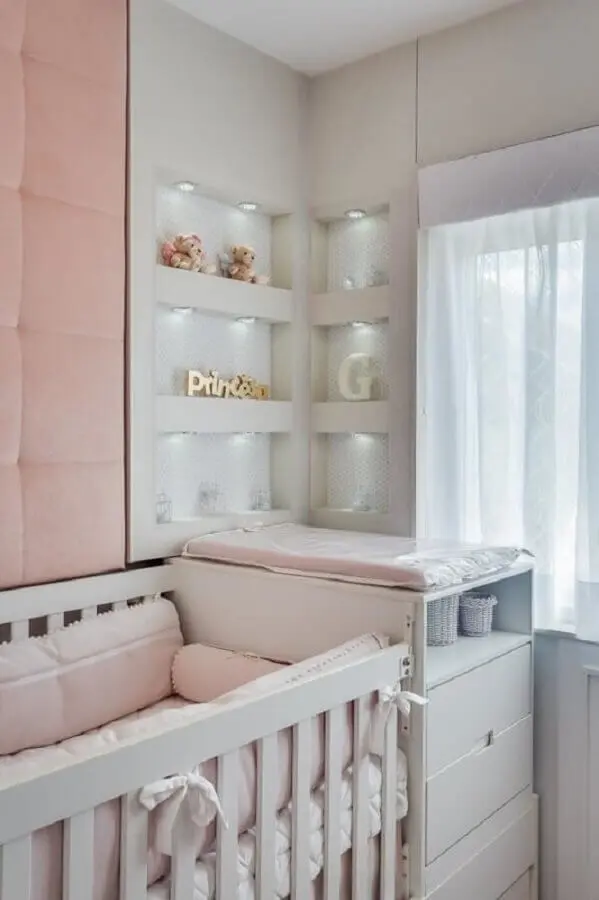 quarto de bebê planejado feminino branco e rosa com parede estofada Foto Pinterest