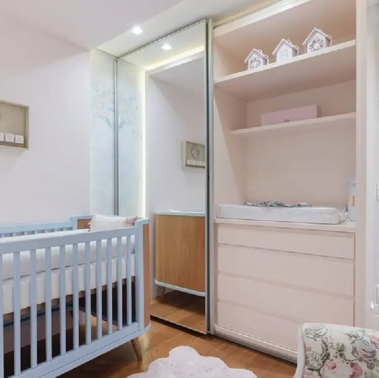 quarto de bebê planejado simples com guarda roupa espelhado Foto Dicas de Mulher