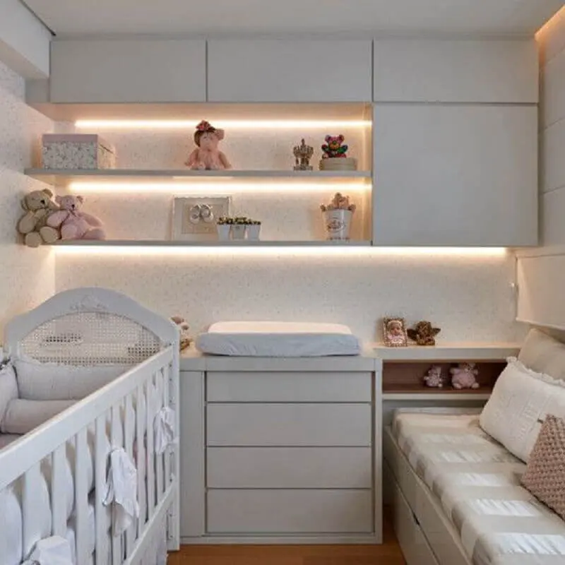 quarto de bebê planejado simples com iluminação led em prateleiras Foto Webcomunica