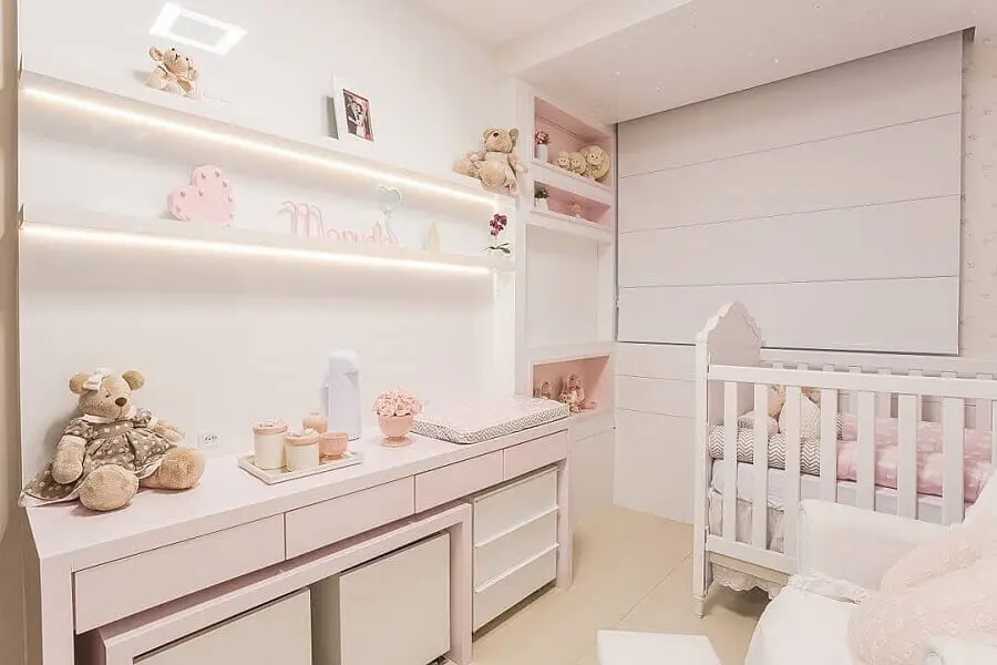 quarto de bebê planejado todo branco com detalhes em cor de rosa Foto Pinterest
