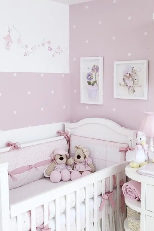 quarto de bebê simples e bonito decorado com papel de parede lilás com bolinhas brancas Foto Ultimas Decoração