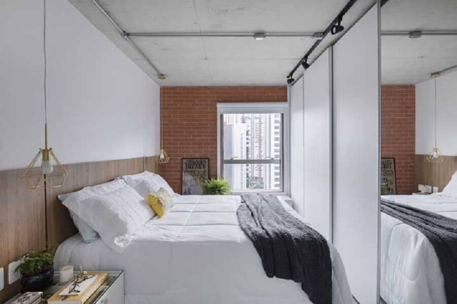 quarto de casal simples e bonito decorado com guarda roupa planejado e parede de tijolinho Foto Webcomunica