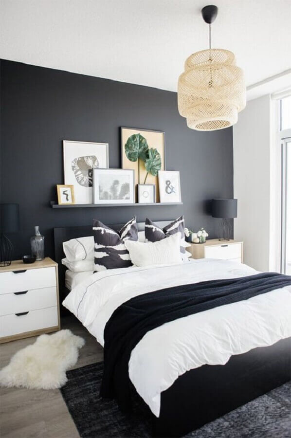 quarto de casal simples e bonito decorado em preto e branco Foto limaonagua