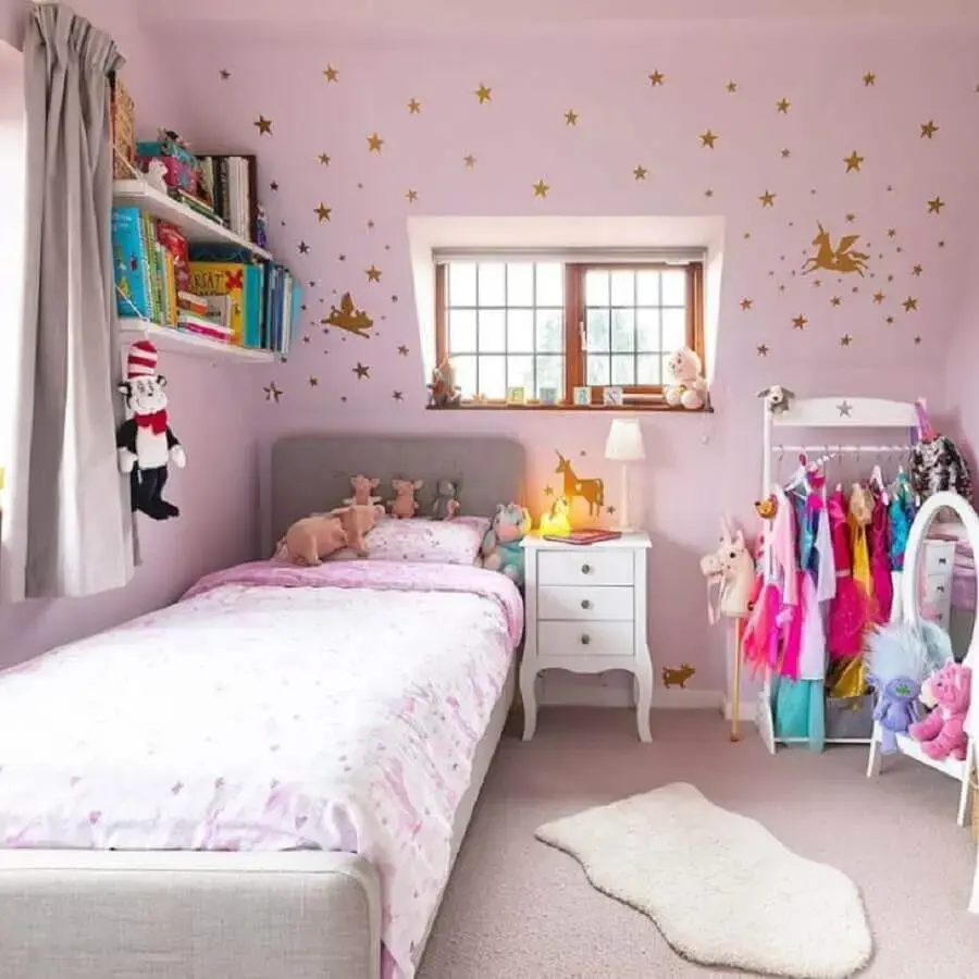 quarto de menina unicórnio simples decorado com adesivos de estrelas douradas em parede rosa Foto Forest View House