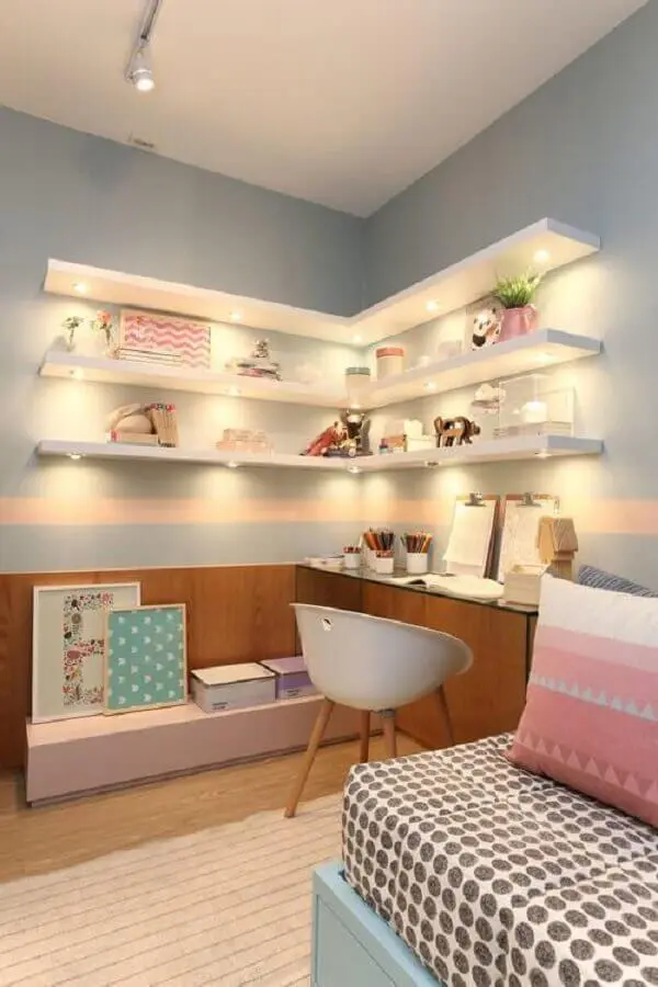 quarto de solteiro feminino decorado com prateleiras de canto com iluminação embutida Foto Pinterest