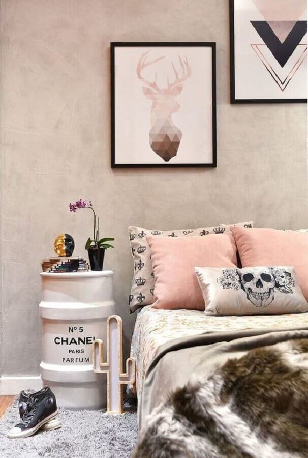 quarto de solteiro feminino decorado com tonel branco e parede de cimento queimado Foto Pinterest