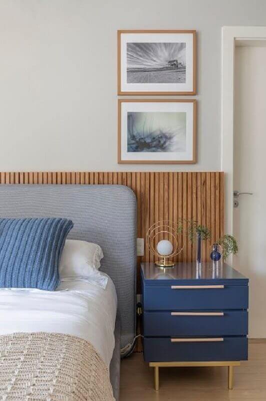 quarto decorado com cabeceiras casal cinza e com outra de madeira Foto Jeito de Casa