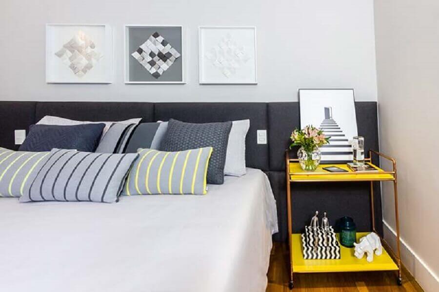 quarto decorado com criado mudo amarelo e cabeceira casal cinza estofada Foto Pinterest