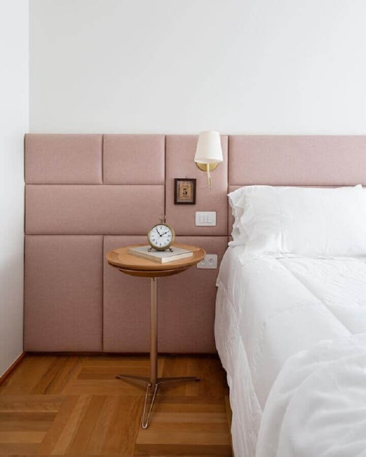 quarto moderno planejado com abajur de cabeceira estofada rosa Foto Manual da Obra