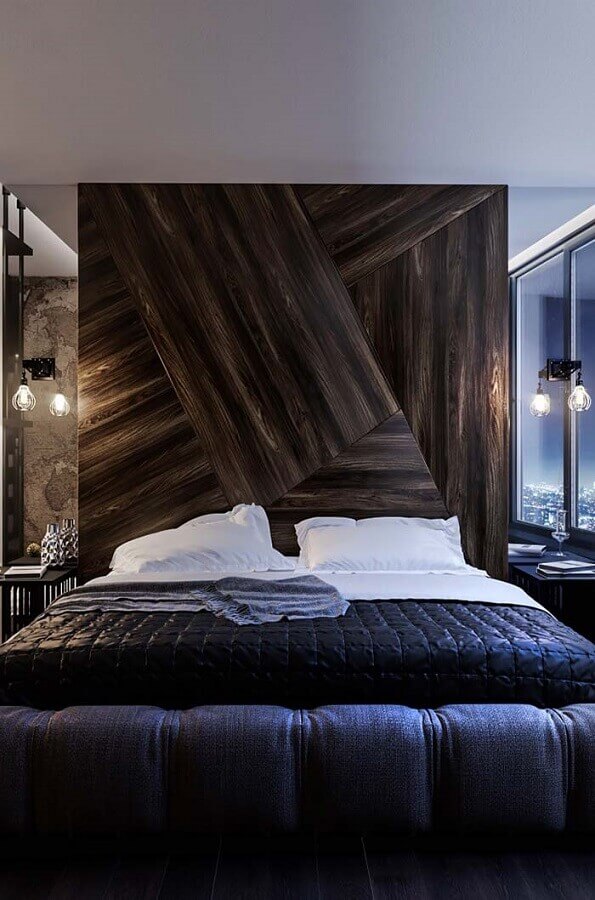 quarto preto moderno decorado com cabeceira casal madeira até o teto Foto Pinterest