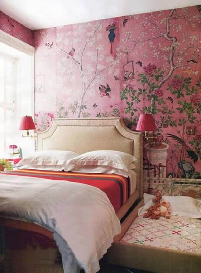 quarto rosa decorado com papel de parede floral e cabeceira casal bege Foto Pinterest