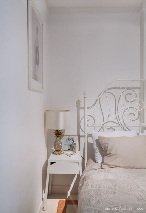 quarto todo branco decorado com cabeceira de ferro casal Foto Histórias de Casa