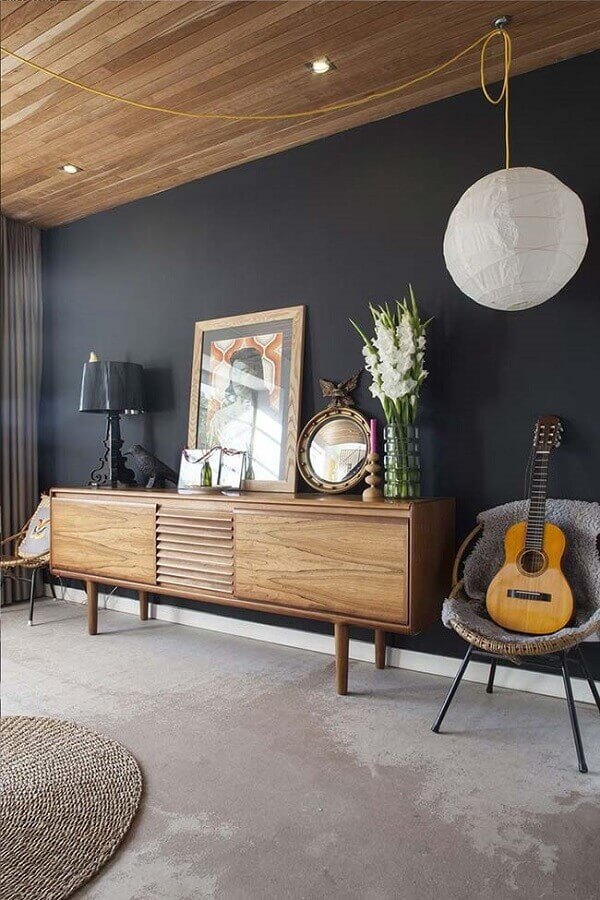rack de madeira decorada com abajur preto Foto Essential Home