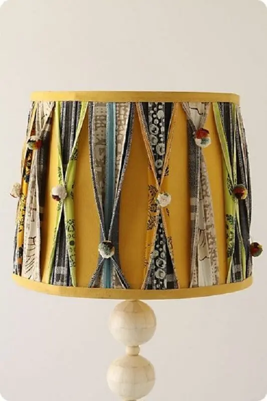 retalhos de tecido para decorar cúpula de abajur amarelo
