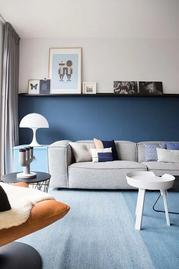sala azul decorada com abajur branco e sofá cinza Foto Planète Déco