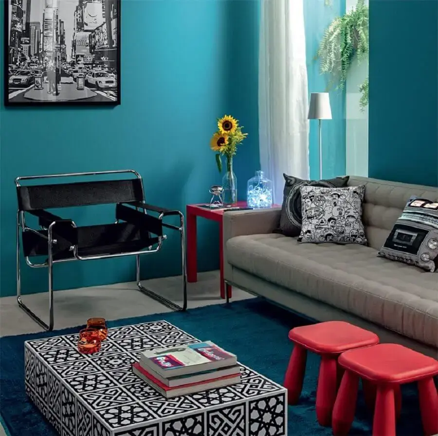 sala azul turquesa decorada com sofá cinza e mesa lateral vermelha Foto Pinterest