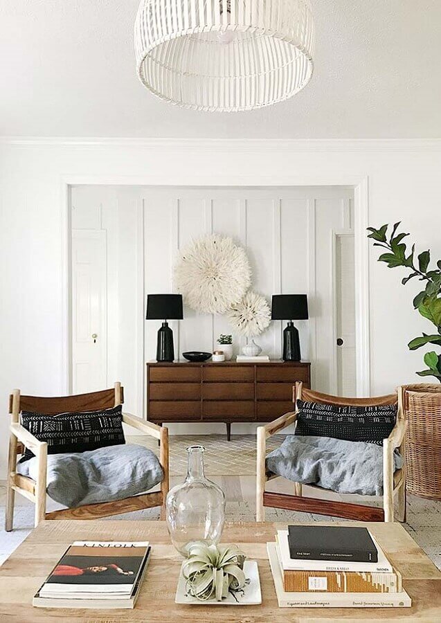 sala clean decorada com poltronas de madeira e abajur preto Foto Home Decor Ideas