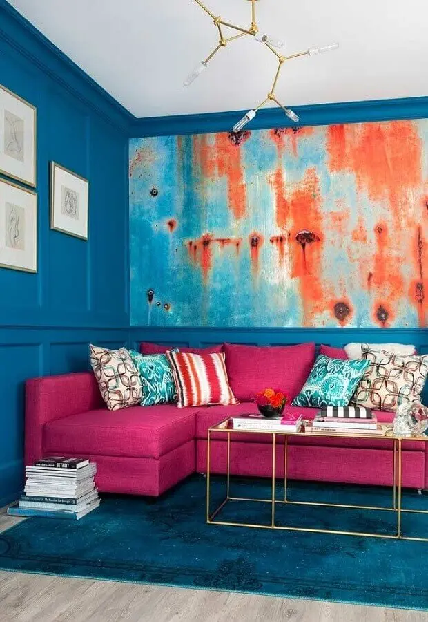 sala com parede azul decorada com sofá rosa de canto Foto Pinterest