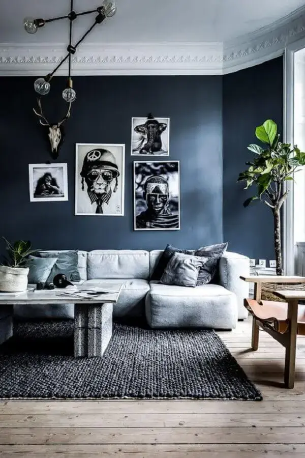 sala com parede azul marinho e sofá cinza moderno Foto Pinterest