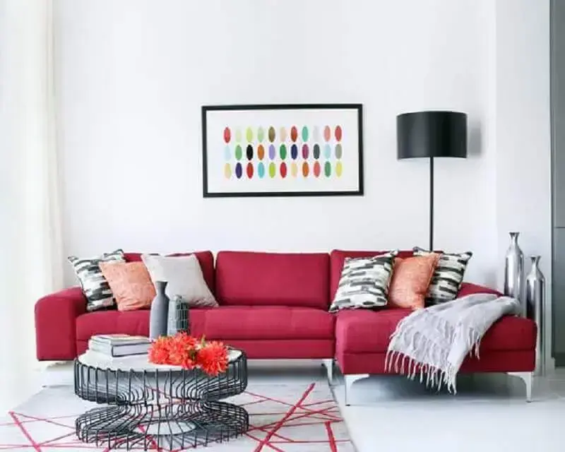 sala com sofá com chaise cor de rosa Foto Pinterest