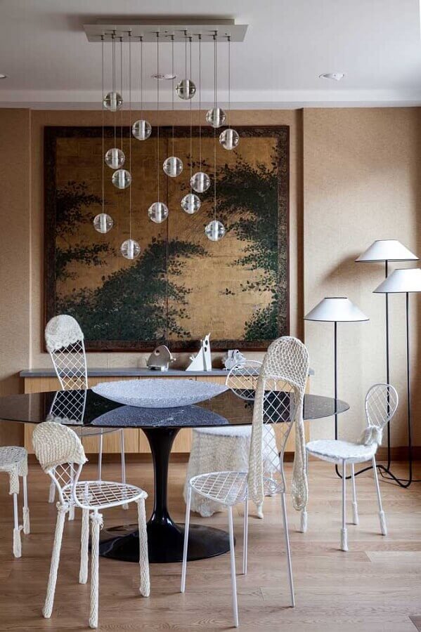 sala de jantar decorada com abajur de chão diferente Foto Fabrice Aussef
