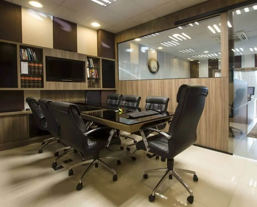 sala de reunião com conjunto de cadeira de escritório confortável preta Foto D'Rocha Móveis