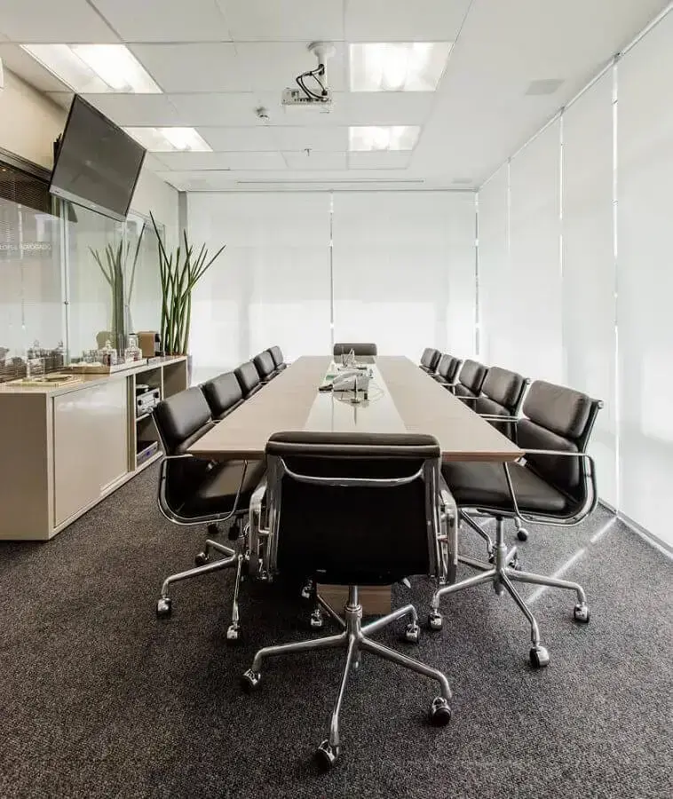 sala de reunião decorada com cadeira de escritório preta estofada confortável Foto Sesso & Dalanezi Arquitetura+Design