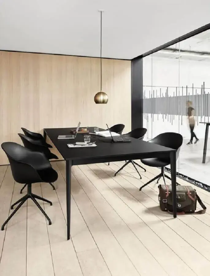 sala de reunião moderna com cadeira de escritório preta Foto BoConcept