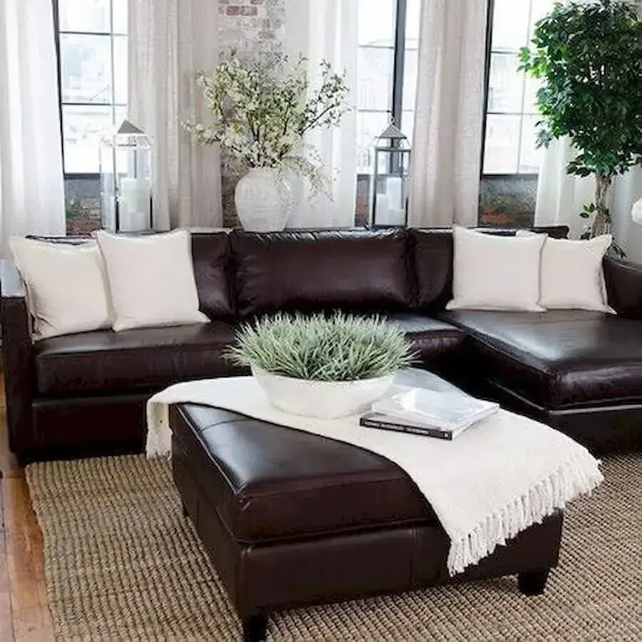 sala decorada com jogo de sofá de couro e almofadas bege Foto Pinterest