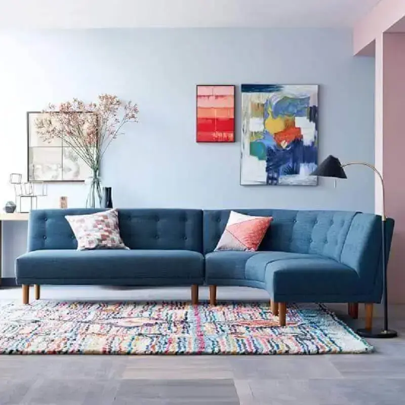 sala decorada com sofá azul sem branco com design arredondado Foto Pinterest