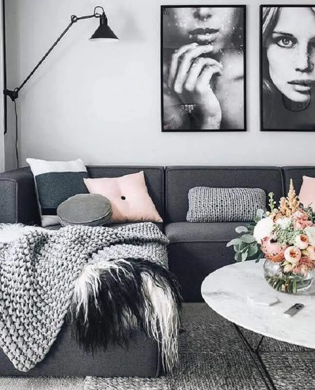 sala decorada com sofá cinza chumbo de canto com várias almofadas Foto Pinterest