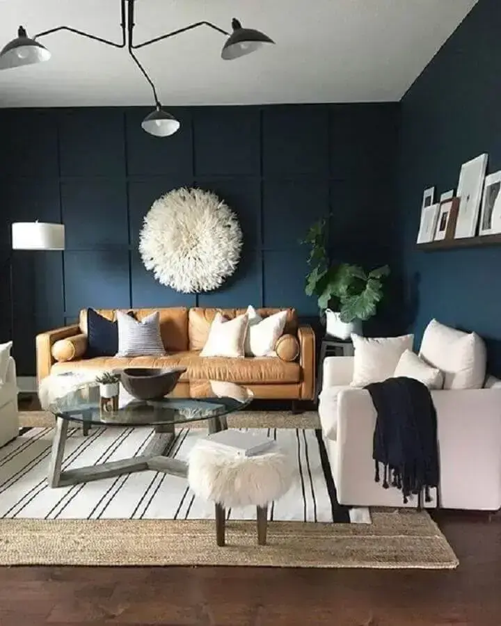 sala decorada com sofá de couro marrom claro e sofá branco Foto Article