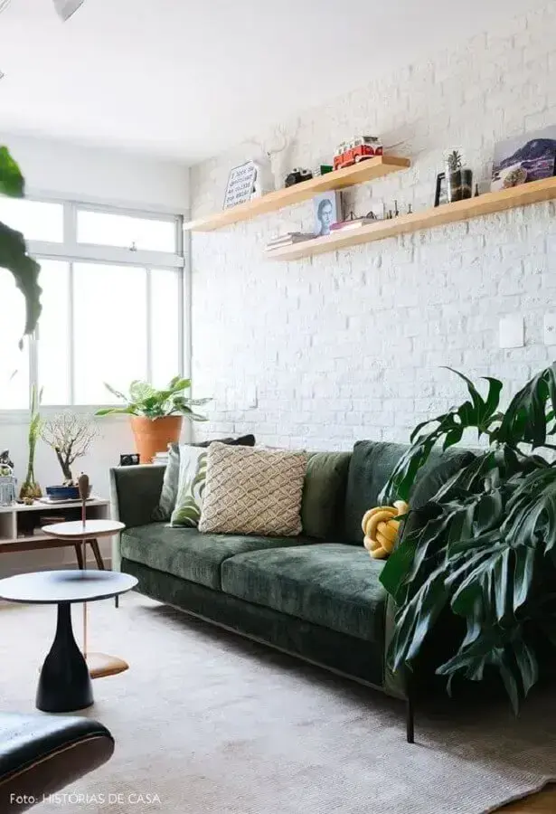 sala decorada com sofá de veludo verde Foto Constance Zahn