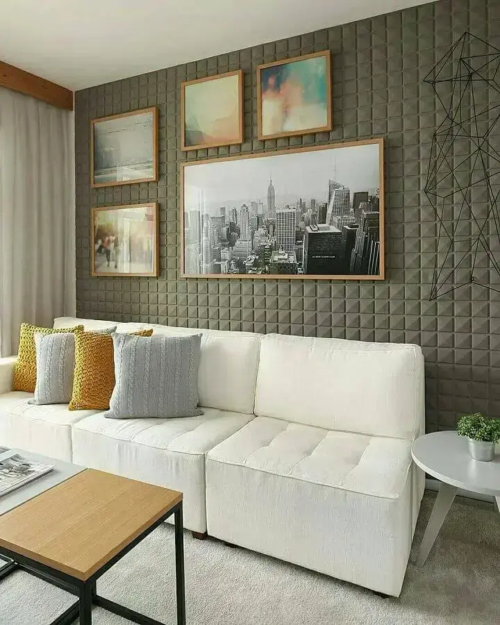 sala moderna decorada com revestimento 3d e sofá branco sem braço Foto Sesso & Dalanezi Arquitetura