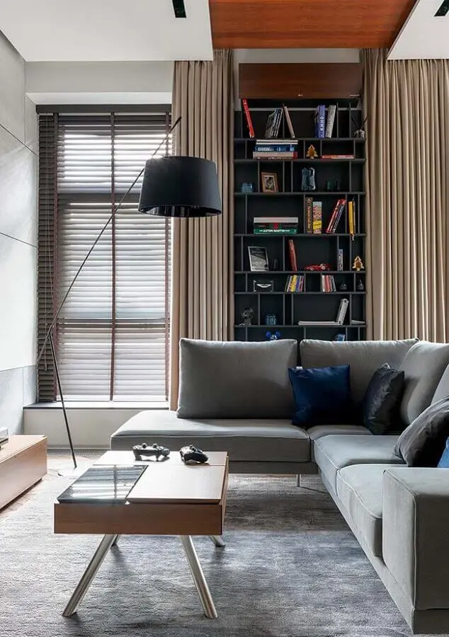 sala moderna decorada com sofá cinza de canto e abajur preto de chão Foto Webcomunica
