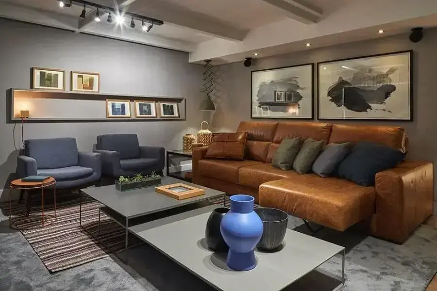 sala moderna decorada com sofá retrátil de couro e poltronas cinza Foto Lider Interiores
