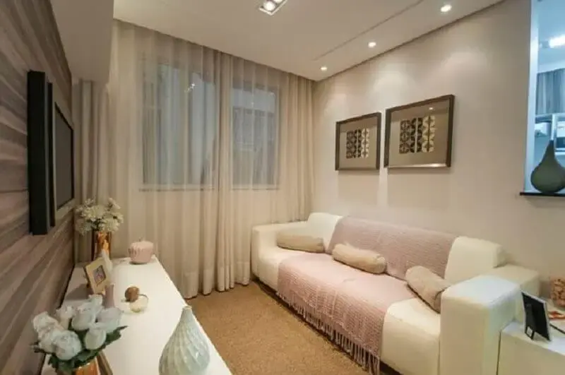 sala pequena decorada com sofá cor creme Foto Dcore Você