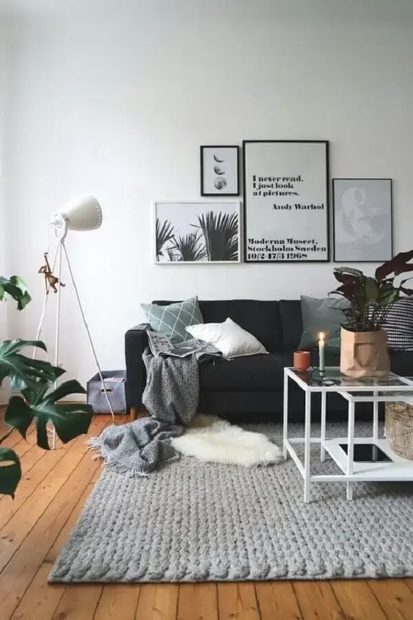 sala simples decorada com tapete de crochê cinza Foto Pinterest
