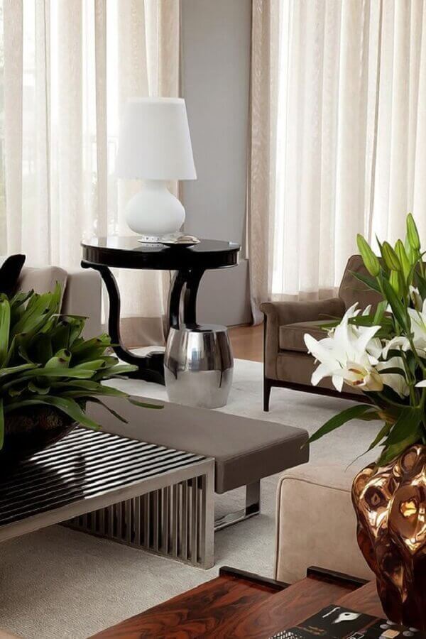 sala sofisticada decorada com mesa para abajur branco Foto Casa Tres Chic