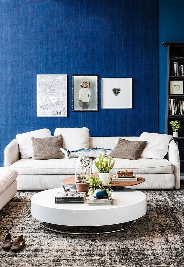 sofá branco para sala com parede azul Foto Pinterest